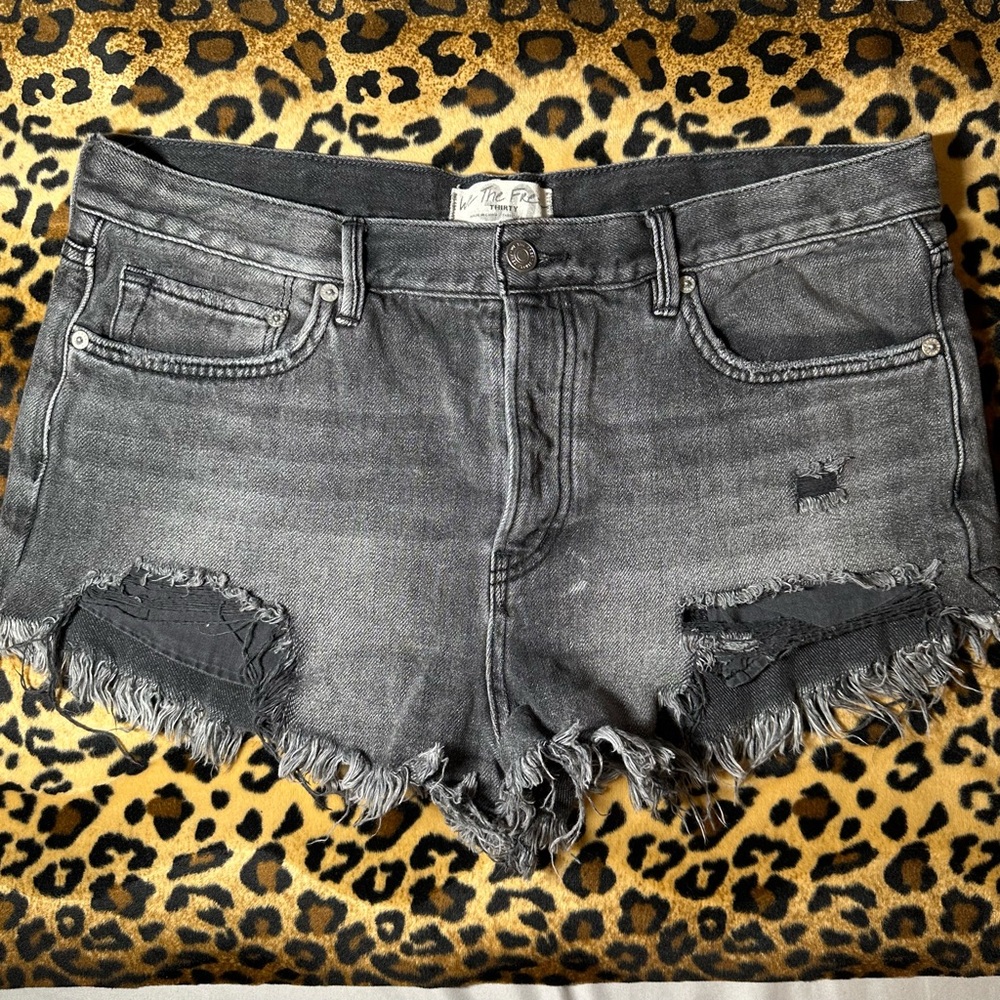 We The Free “Loving Good Vibrations” Gray Denim Cutoff Shorts Women’s Si…